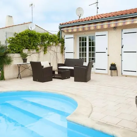 De 4 Avec Piscine Privee Jardin Clos Et Wifi A A 5 Km De La Hotell Aytré