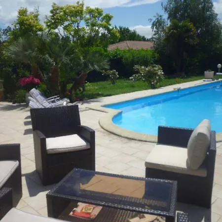 Hotell De 4 Avec Piscine Privee Jardin Clos Et Wifi A A 5 Km De La 4*